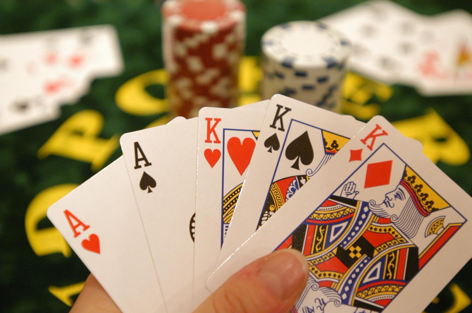 Играть 6 карту. Игра в карты. Карточки в азартных играх. Игра Покер карточная. Игровая карта для игры.